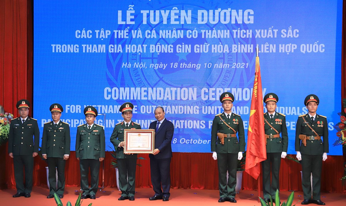 Chủ tịch nước Nguyễn Xuân Phúc trao Huân chương bảo vệ Tổ quốc hạng nhì cho Cục Gìn giữ hòa bình Việt Nam